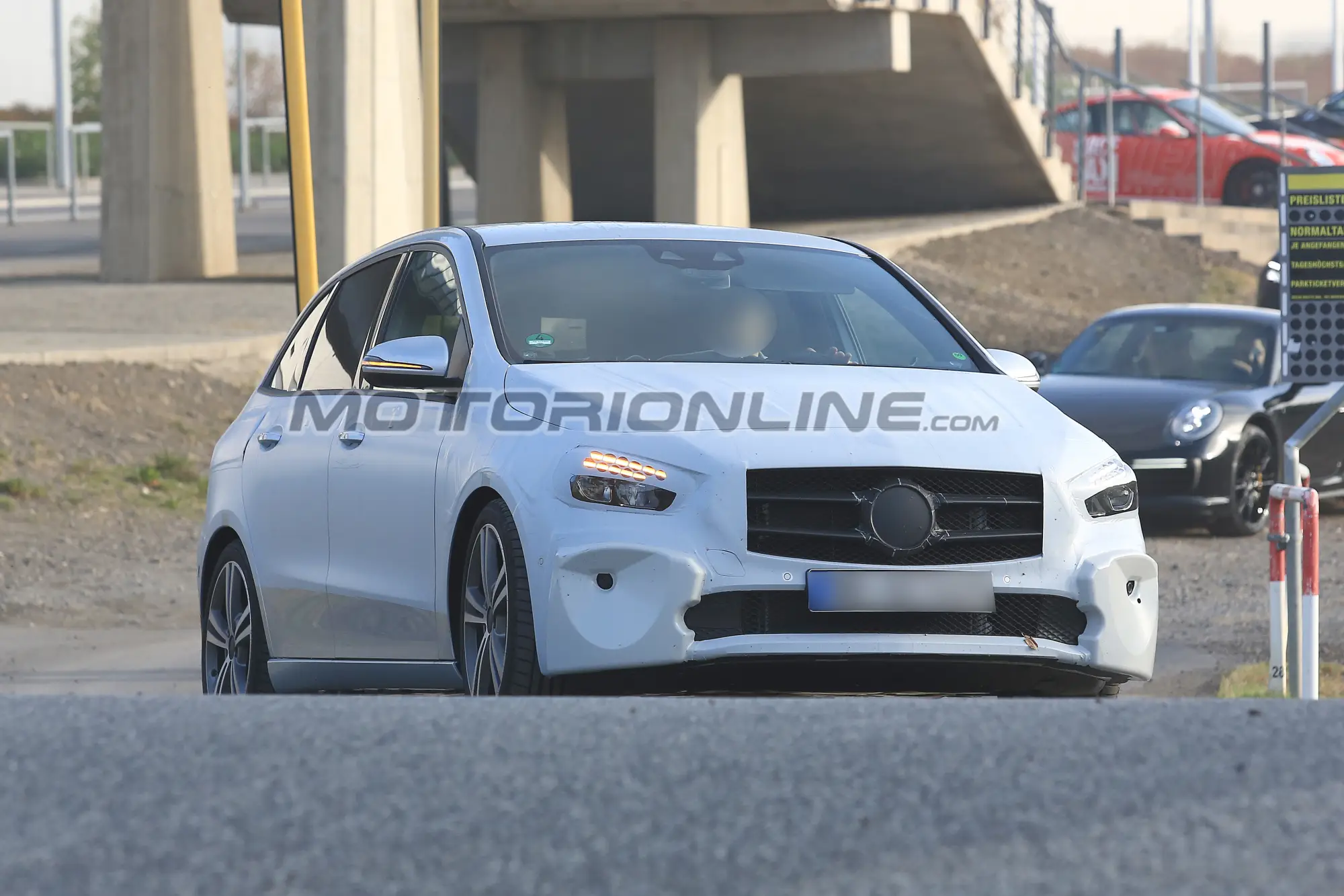 Mercedes Classe B foto spia 6 settembre 2018 - 11