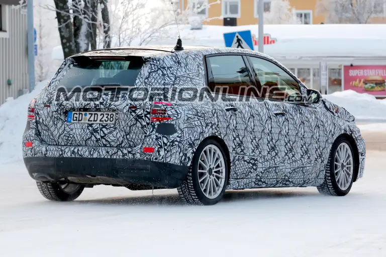 Mercedes Classe B MY 2019 foto spia 15 gennaio 2018 - 7