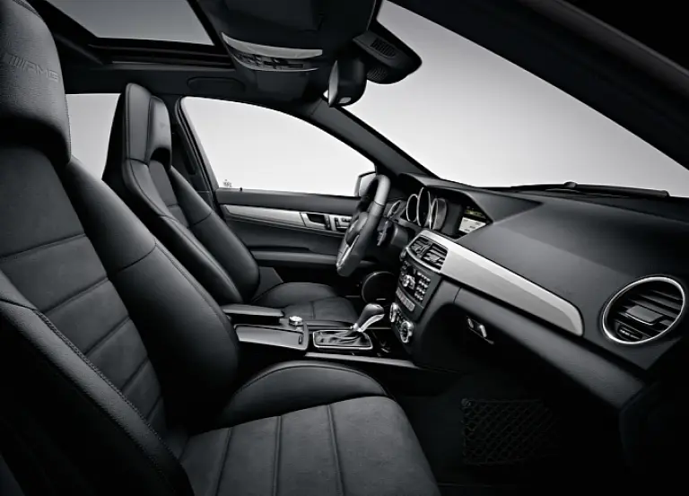 Mercedes Classe C63 AMG restyling 2011  - 23