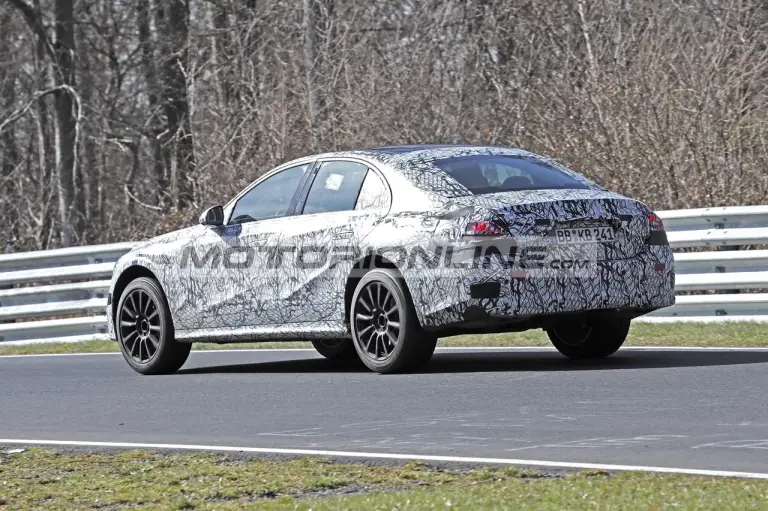 Mercedes Classe E 2023 - Foto spia 12-4-2022 - 6