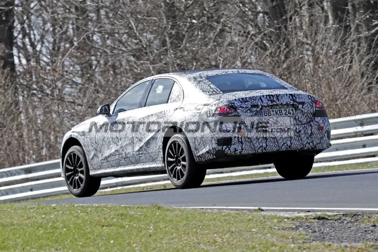 Mercedes Classe E 2023 - Foto spia 12-4-2022 - 5