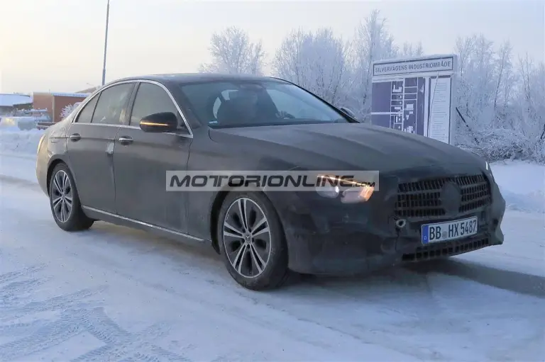 Mercedes Classe E facelift - Foto spia 1-2-2019 - 11