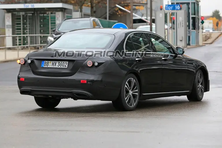 Mercedes Classe E foto spia 13 novembre 2018 - 6