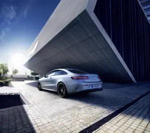 Mercedes Classe E Night Edition - Foto