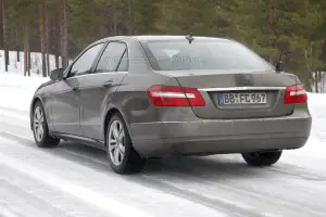 Mercedes Classe E restyling foto spia marzo 2012