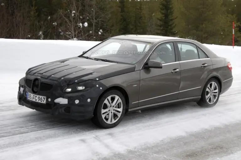 Mercedes Classe E restyling foto spia marzo 2012 - 4