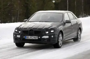 Mercedes Classe E restyling foto spia marzo 2012 - 5