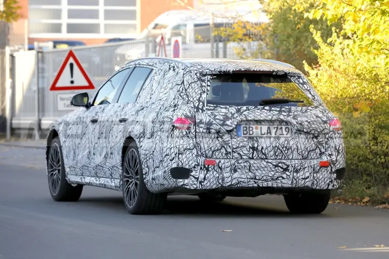 Mercedes Classe E Wagon 2024 - Foto Spia 17-10-2022 - 11