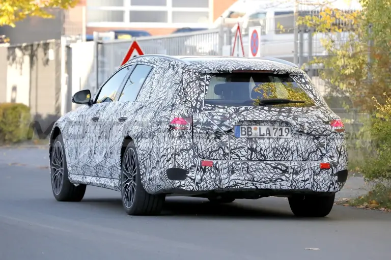 Mercedes Classe E Wagon 2024 - Foto Spia 17-10-2022 - 12
