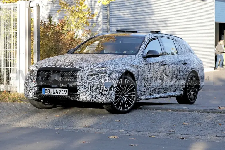 Mercedes Classe E Wagon 2024 - Foto Spia 17-10-2022 - 10