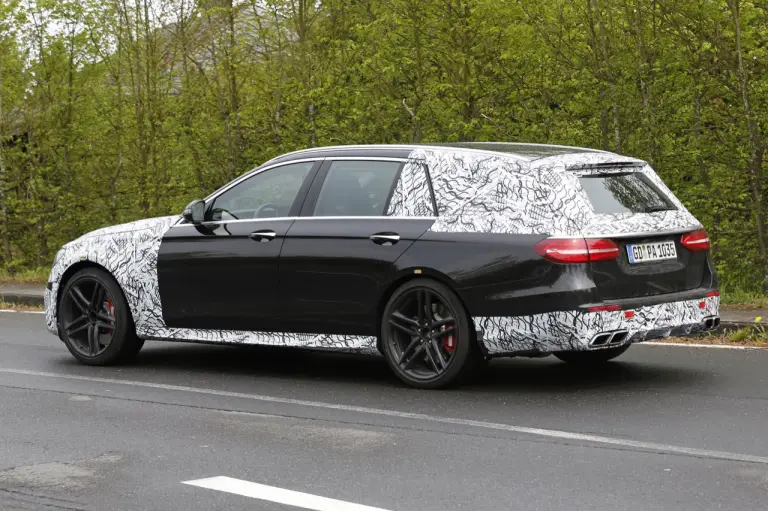 Mercedes E63 AMG Station Wagon - foto spia (maggio 2016) - 13