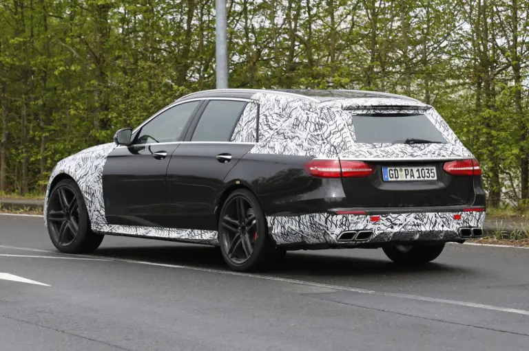 Mercedes E63 AMG Station Wagon - foto spia (maggio 2016) - 14