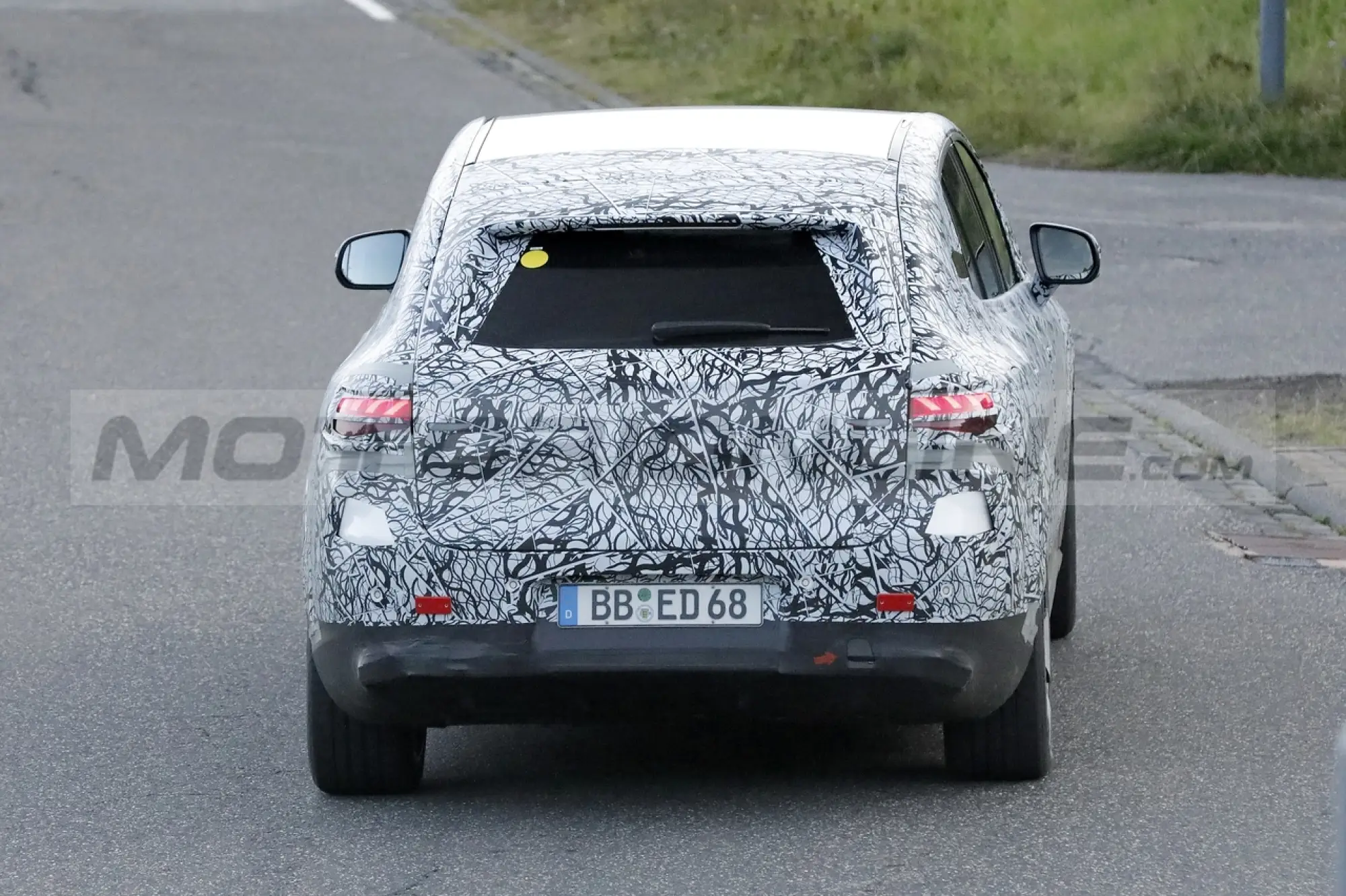 Mercedes EQE SUV - Foto Spia 13-10-2021 - 12