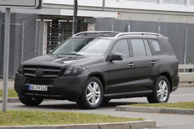 Mercedes GL 2012 foto spia agosto 2011 - 5