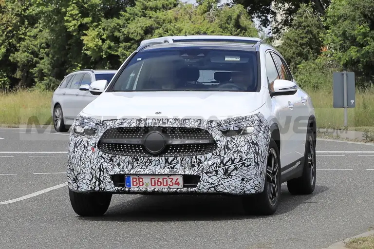 Mercedes GLA 2025 - Foto Spia 10-06-2022 - 2