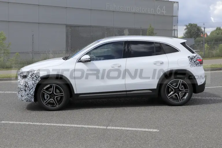Mercedes GLA 2025 - Foto Spia 10-06-2022 - 4
