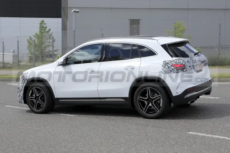 Mercedes GLA 2025 - Foto Spia 10-06-2022 - 9