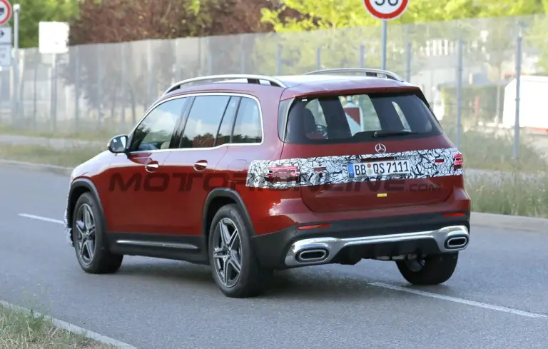 Mercedes GLB 2023 - Foto spia 03-08-2022 - 12