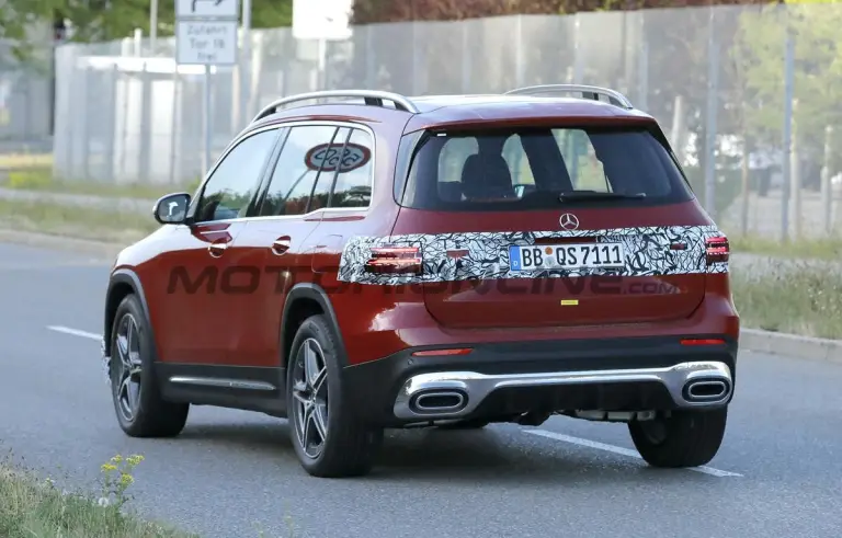 Mercedes GLB 2023 - Foto spia 03-08-2022 - 14