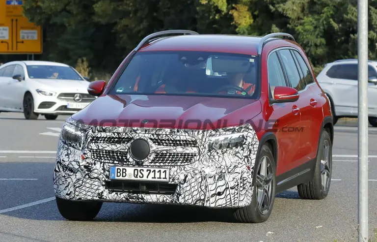 Mercedes GLB 2023 - Foto spia 03-08-2022 - 9