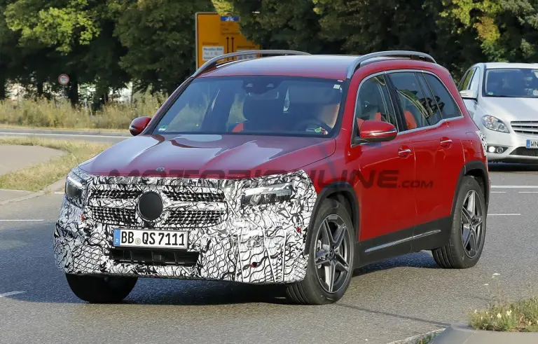 Mercedes GLB 2023 - Foto spia 03-08-2022 - 11