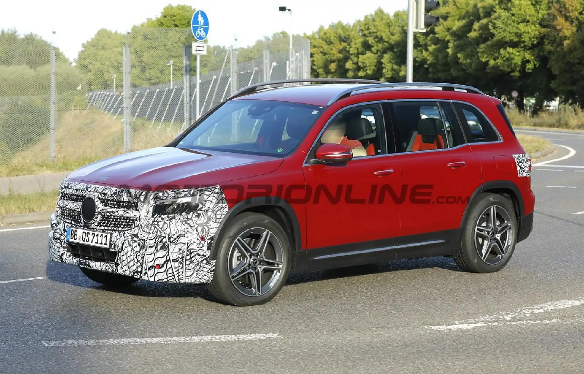 Mercedes GLB 2023 - Foto spia 03-08-2022 - 4