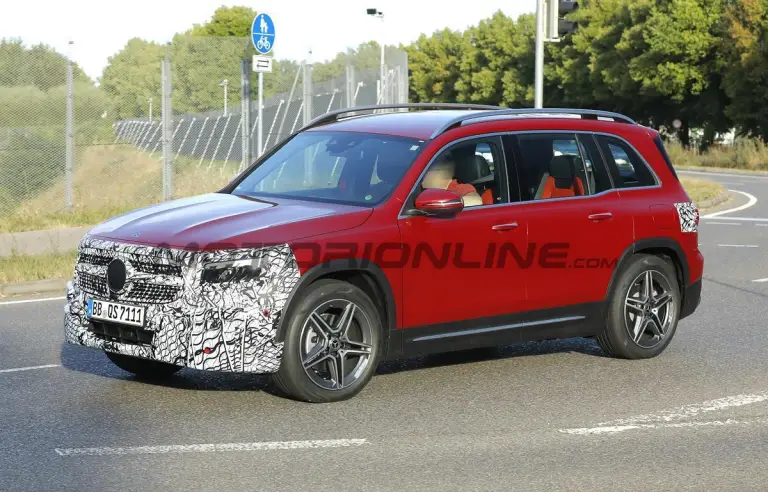 Mercedes GLB 2023 - Foto spia 03-08-2022 - 4