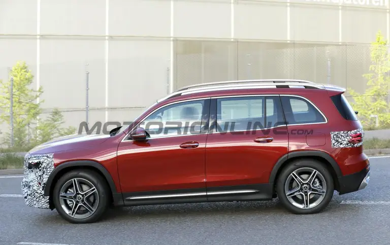 Mercedes GLB 2023 - Foto spia 03-08-2022 - 5