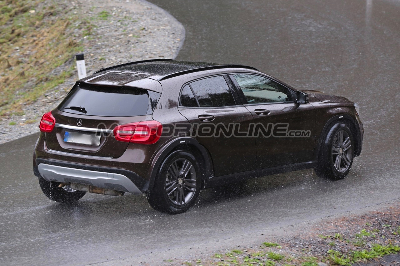 Mercedes GLB - Foto spia di un muletto 01-06-2016