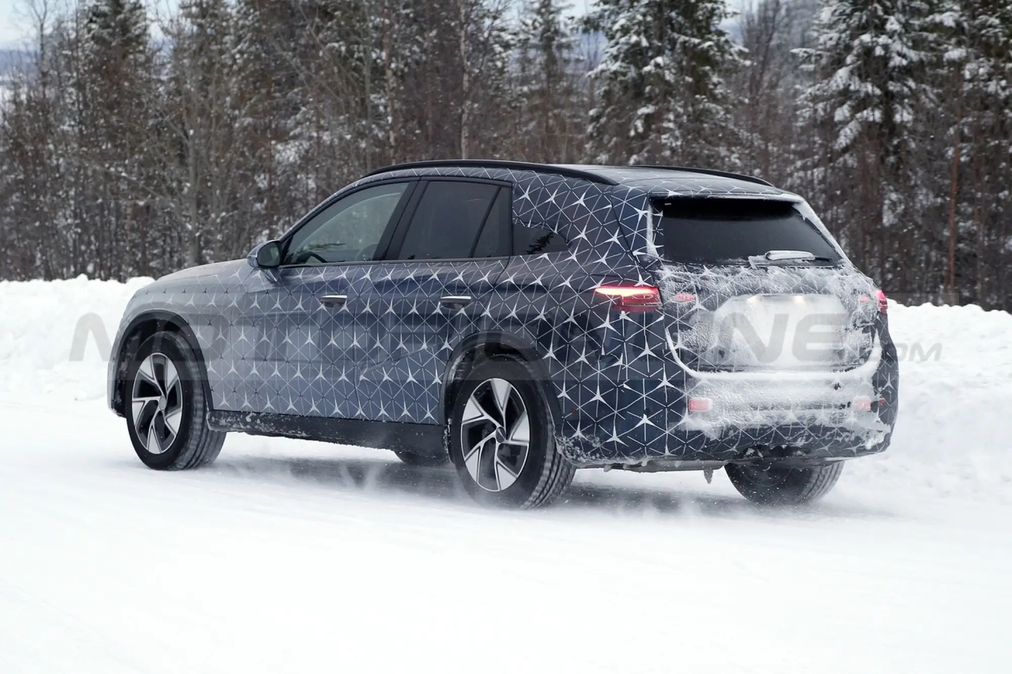 Mercedes GLC 2023 - Foto Spia 09-03-2022 - 16