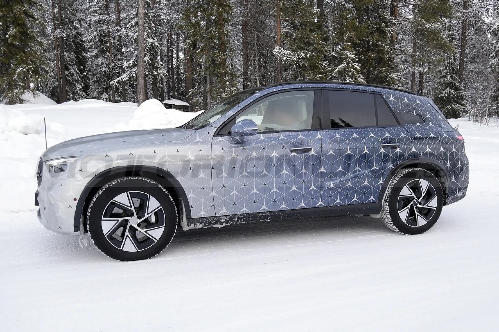 Mercedes GLC 2023 - Foto Spia 09-03-2022 - 19