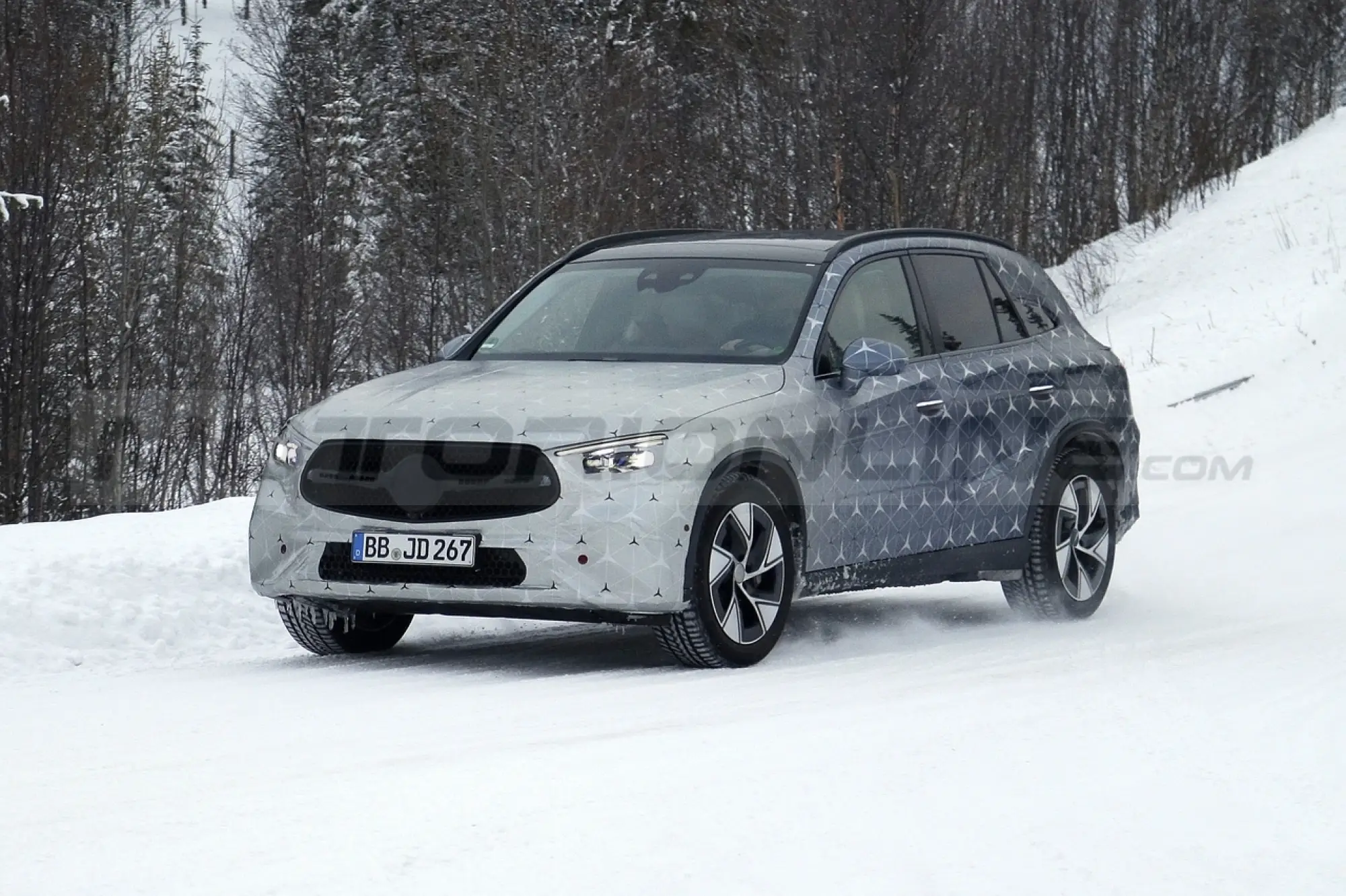 Mercedes GLC 2023 - Foto Spia 09-03-2022 - 8