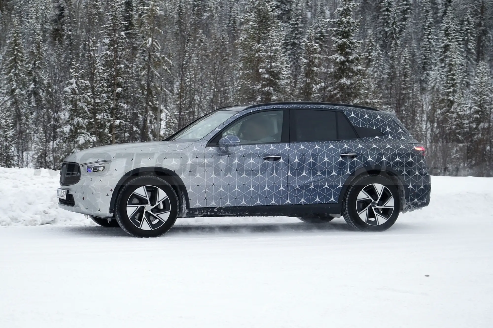 Mercedes GLC 2023 - Foto Spia 09-03-2022 - 21