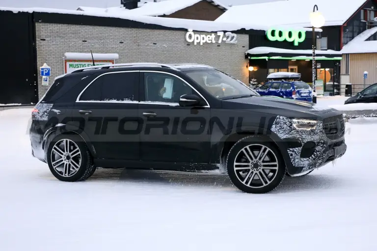 Mercedes GLE 2023 - Foto Spia 13-12-2021 - 2