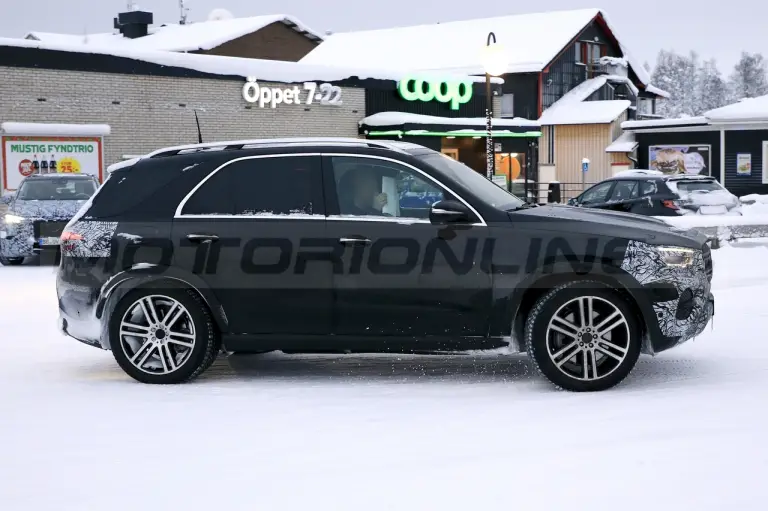 Mercedes GLE 2023 - Foto Spia 13-12-2021 - 4