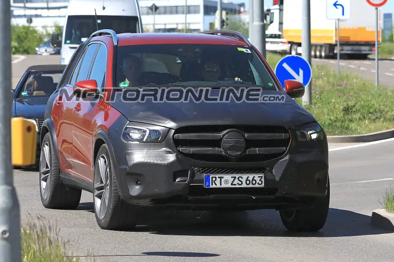 Mercedes GLE foto spia 9 maggio 2018 - 1