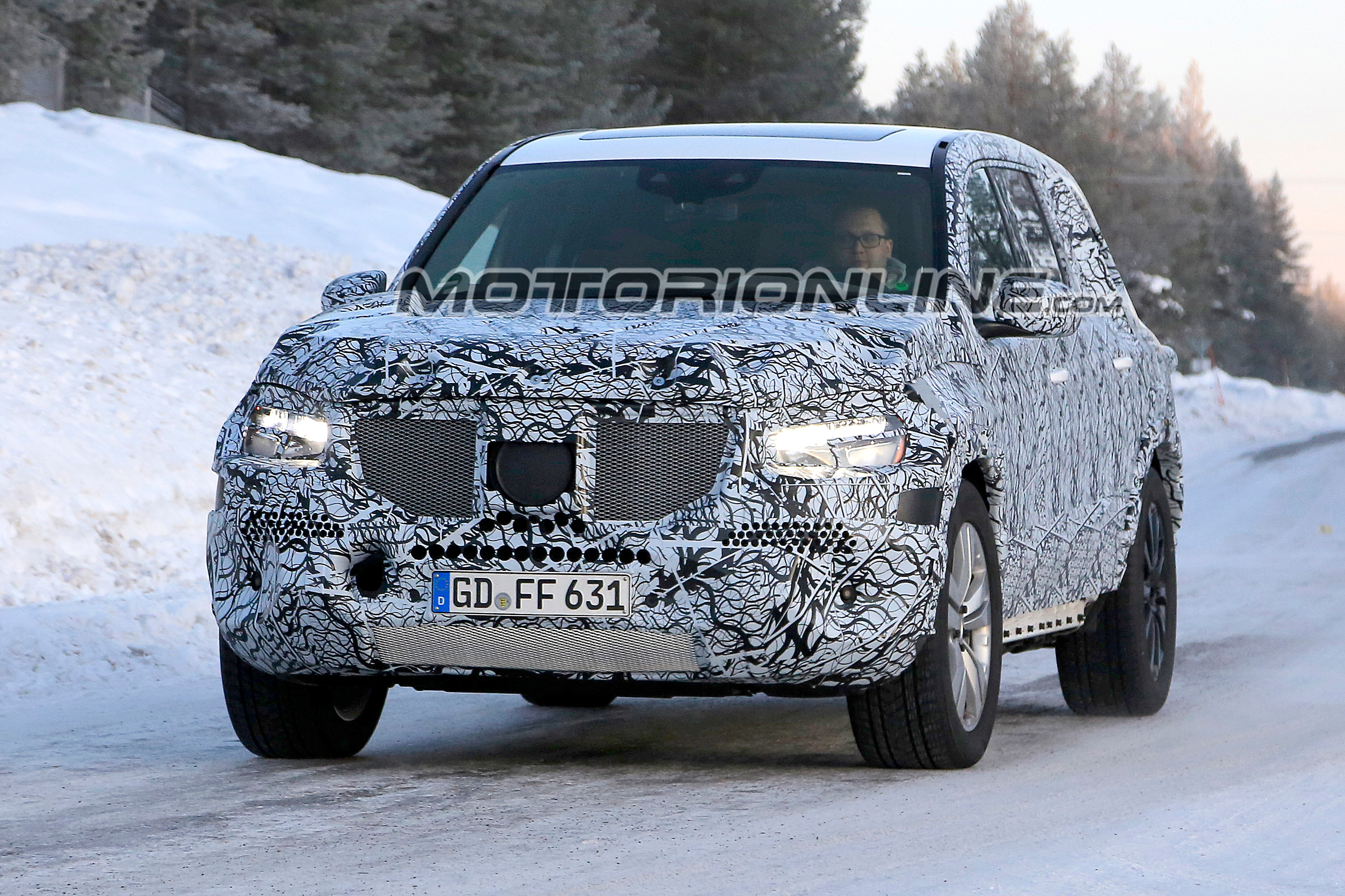 Mercedes GLS MY 2019 foto spia 11 gennaio 2018