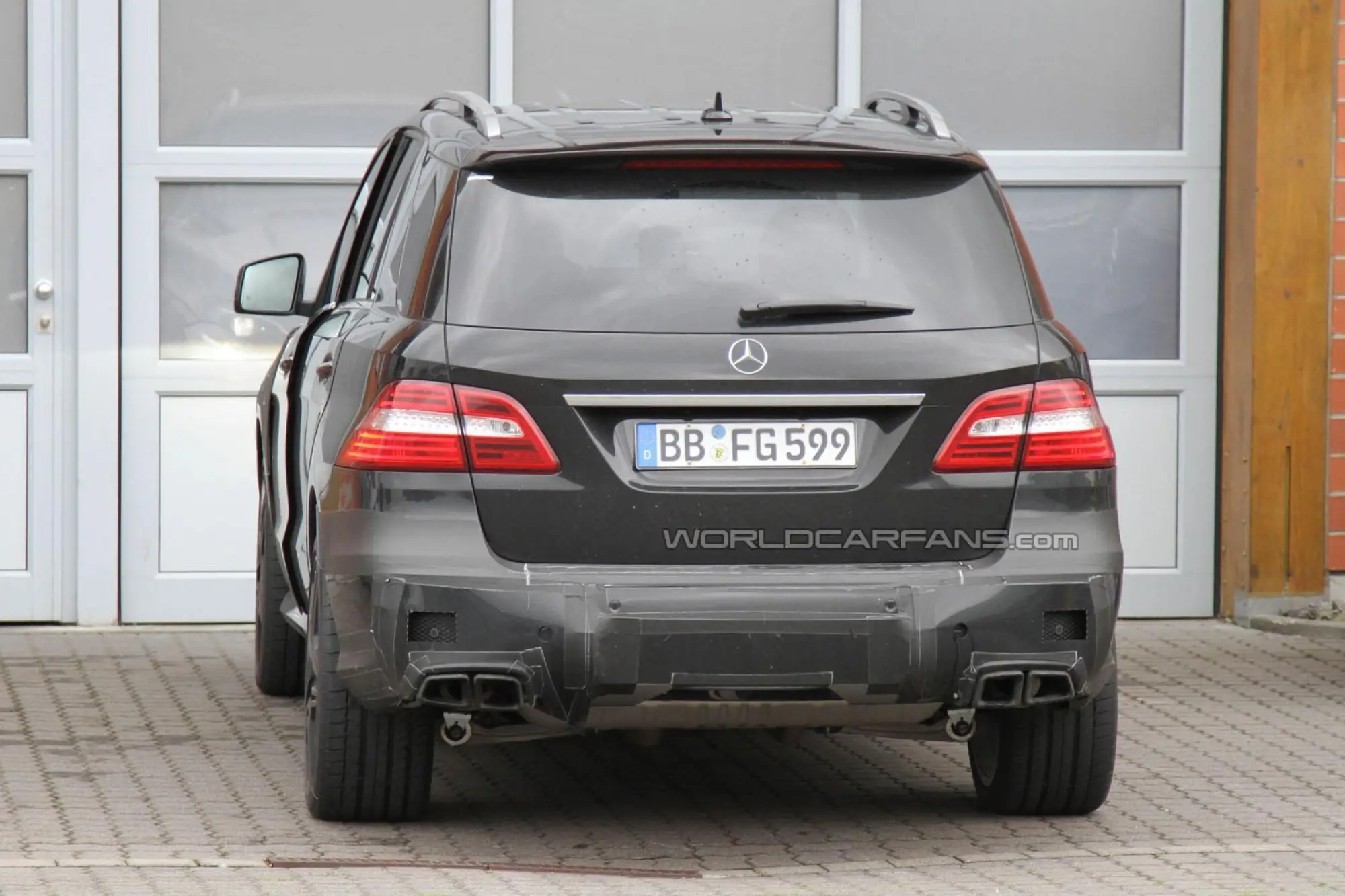 Mercedes ML63 AMG 2012 foto spia agosto 2011  - 5