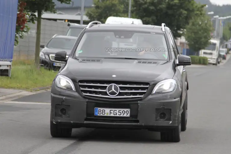 Mercedes ML63 AMG 2012 foto spia agosto 2011  - 8