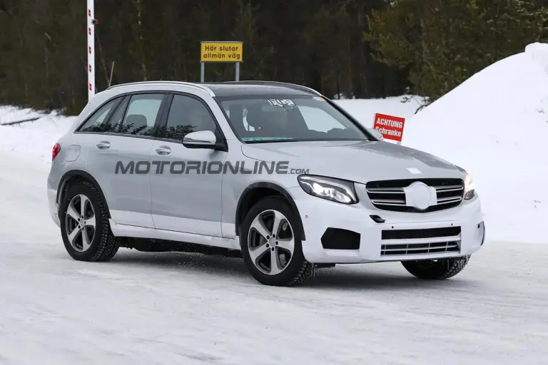 Mercedes - Prototipo su piattaforma EVA - Foto spia 03-02-2017 - 10