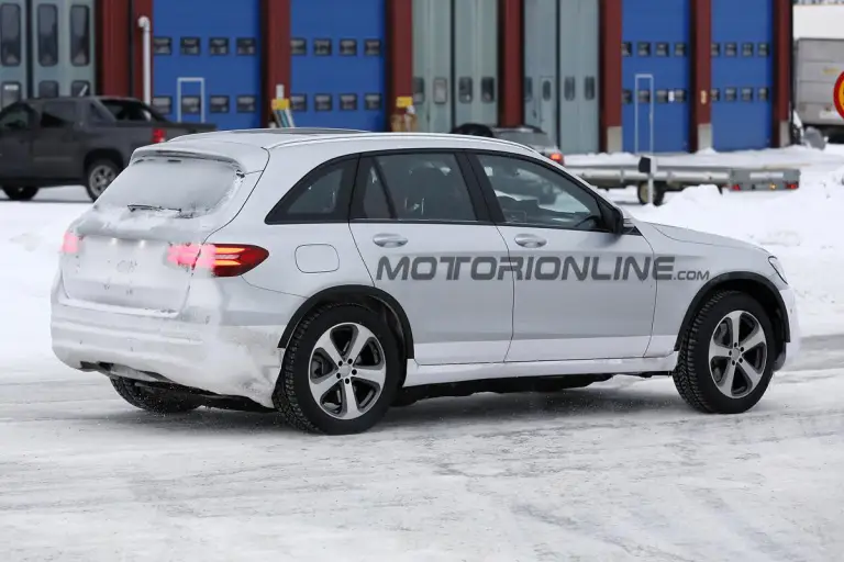 Mercedes - Prototipo su piattaforma EVA - Foto spia 03-02-2017 - 12