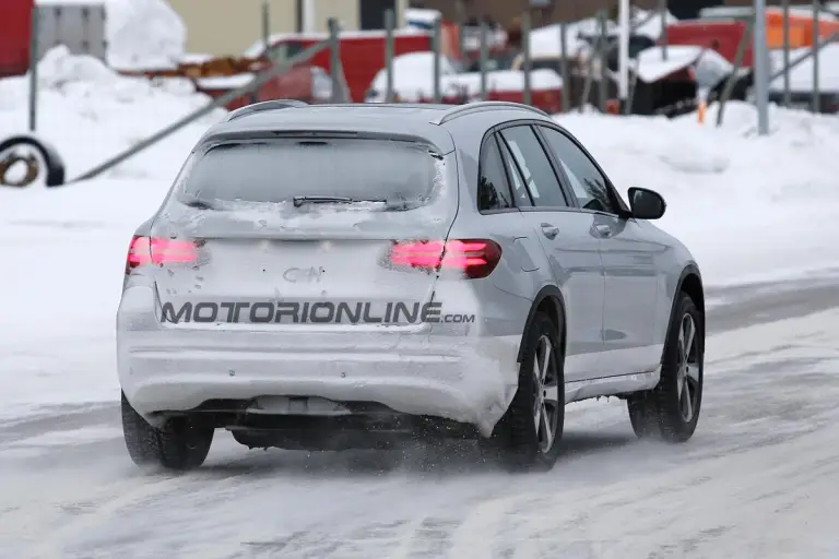 Mercedes - Prototipo su piattaforma EVA - Foto spia 03-02-2017 - 14