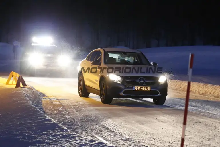 Mercedes - Prototipo su piattaforma EVA - Foto spia 03-02-2017 - 1