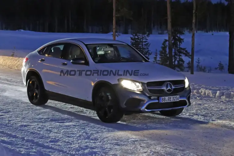 Mercedes - Prototipo su piattaforma EVA - Foto spia 03-02-2017 - 3