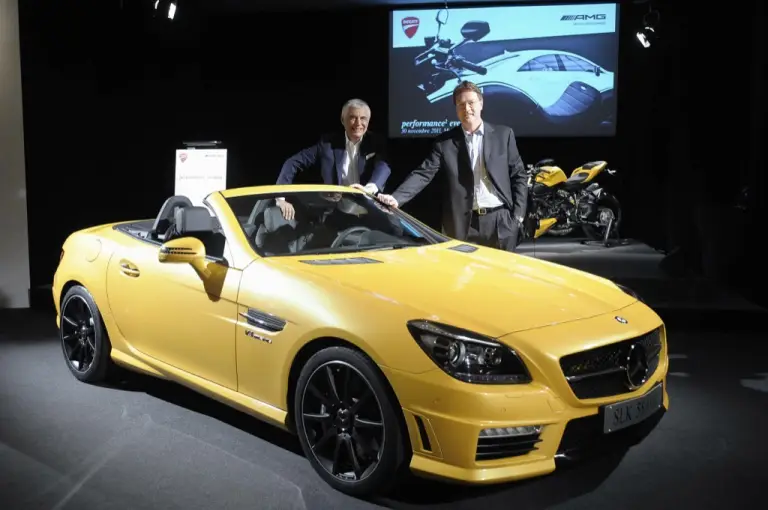 Mercedes SLK 55 AMG Streetfighter Yellow - Motor Show 2011 - 4