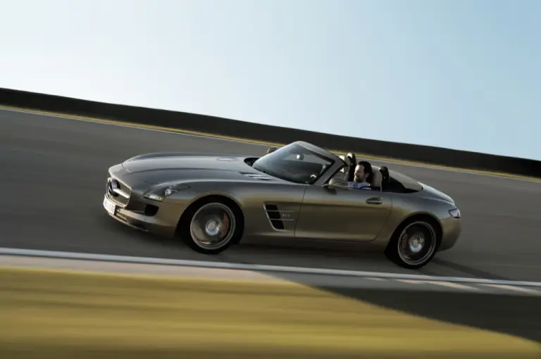 Mercedes SLS AMG Roadster (2) - 21