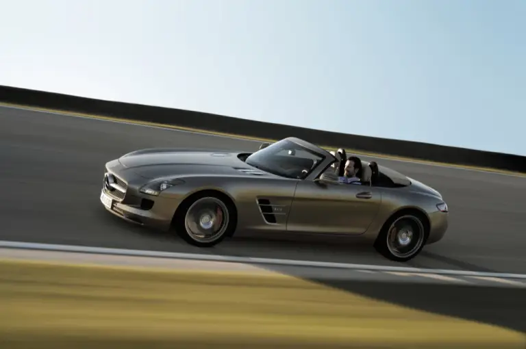Mercedes SLS AMG Roadster, foto ufficiali - 17