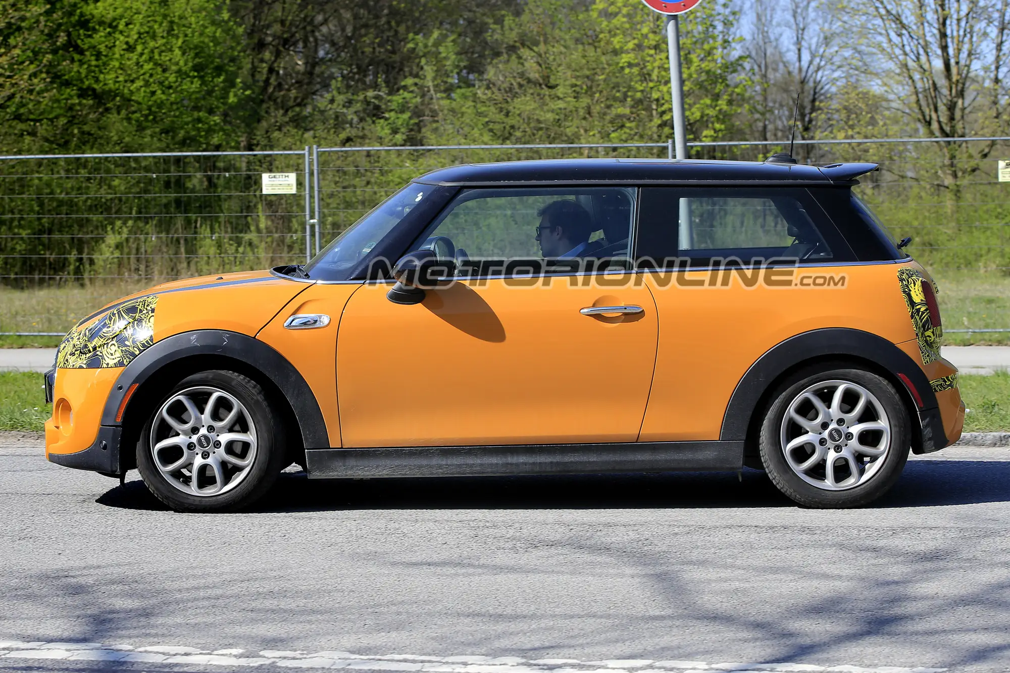 Mini 3 e 5 porte facelift foto spia 12 aprile 2017 - 3