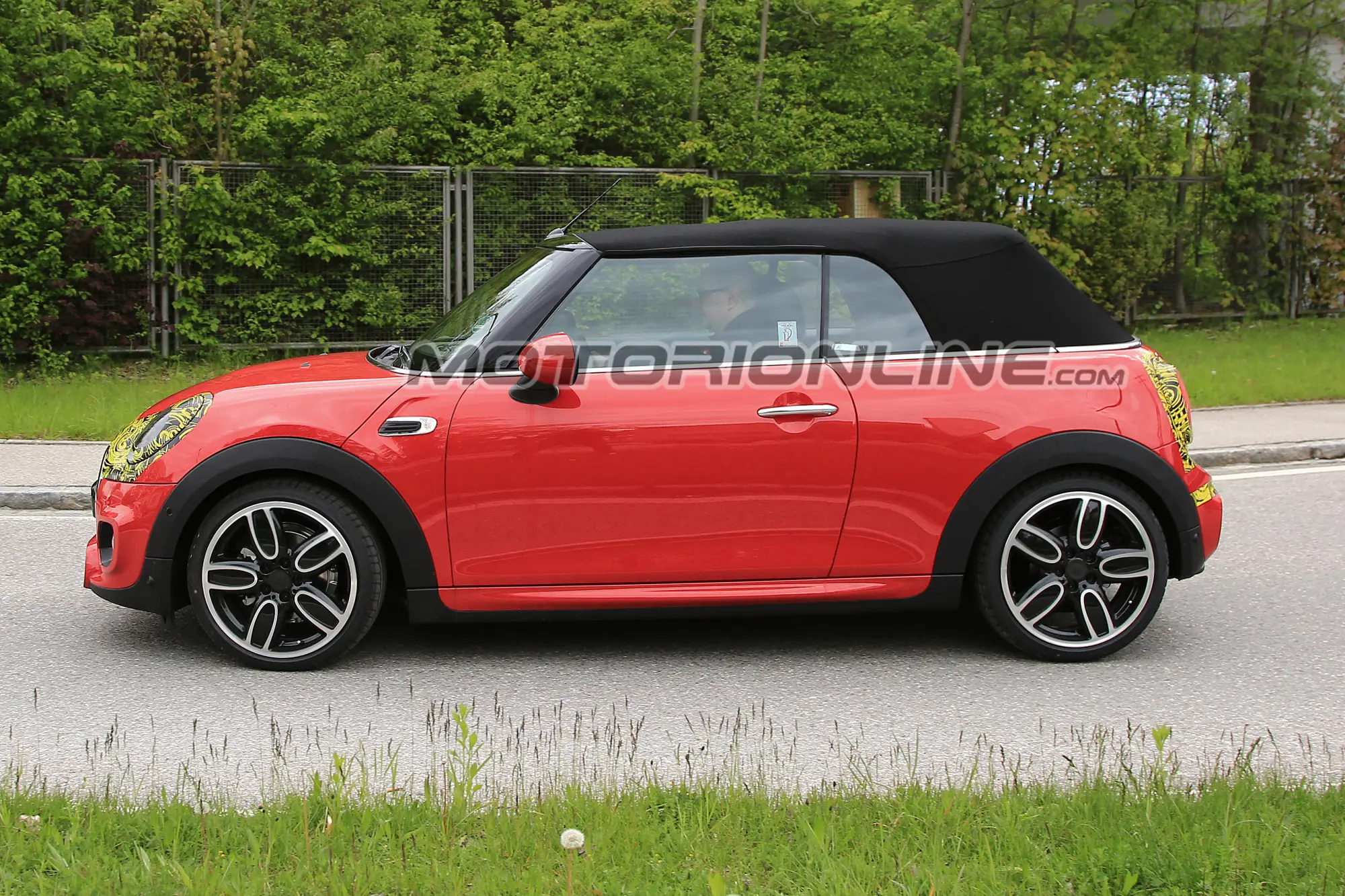 MINI Cabrio facelift MY 2018 foto spia 10 Maggio 2017 - 3