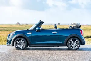 Mini Cabrio Sidewalk